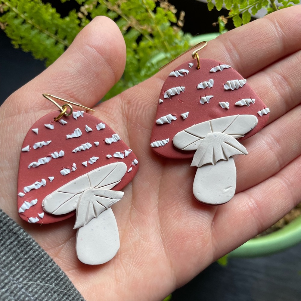 Super cute amanita mushroom earrings made by @jclayandwire